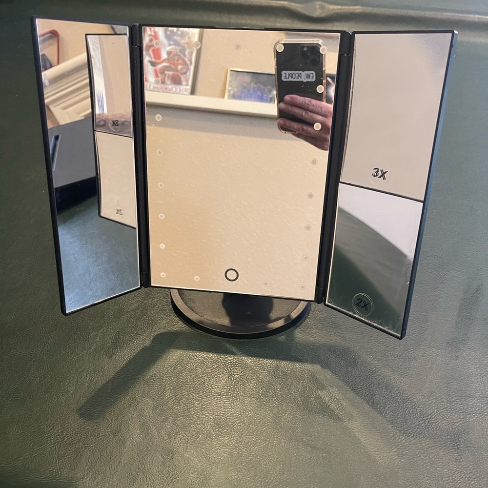 Willy makeup mirror with usb . EUC.